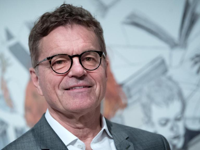 Alexander Skipis, Hauptgeschäftsführer des Börsenvereins des deutschen Buchhandels, lächelt in Richtung des Betrachters.