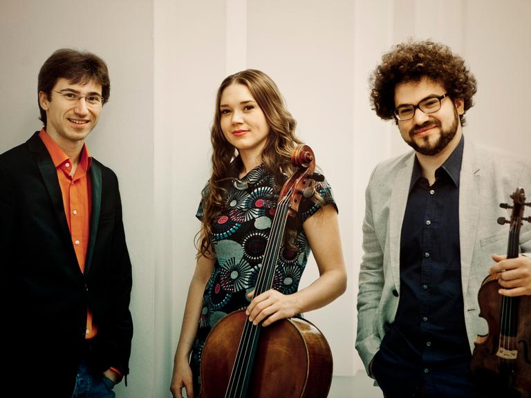 Das Trio Gaspard mit Pianisten Nicholas Rimmmer, der Cellistin Vashti Hunter und dem Geiger Jonian Ilias Kadsha.