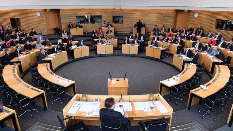 Das Foto zeigt den runden Plenarsaal im Thüringer Landtag. Das Foto zeigt den runden Plenarsaal im Thüringer Landtag.
