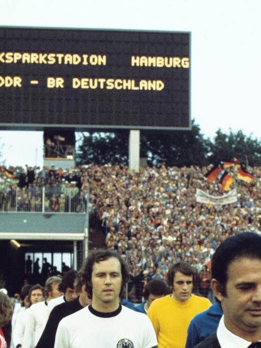 Einlauf der Mannschaften beim WM-Spiel 1974 Bundesrepublik Deutschland - DDR in Hamburg.