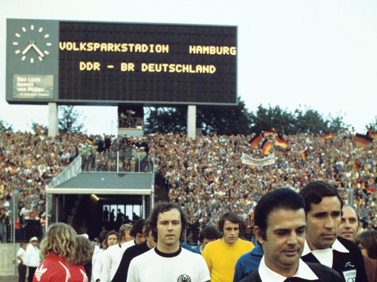 Einlauf der Mannschaften beim WM-Spiel 1974 Bundesrepublik Deutschland - DDR in Hamburg.