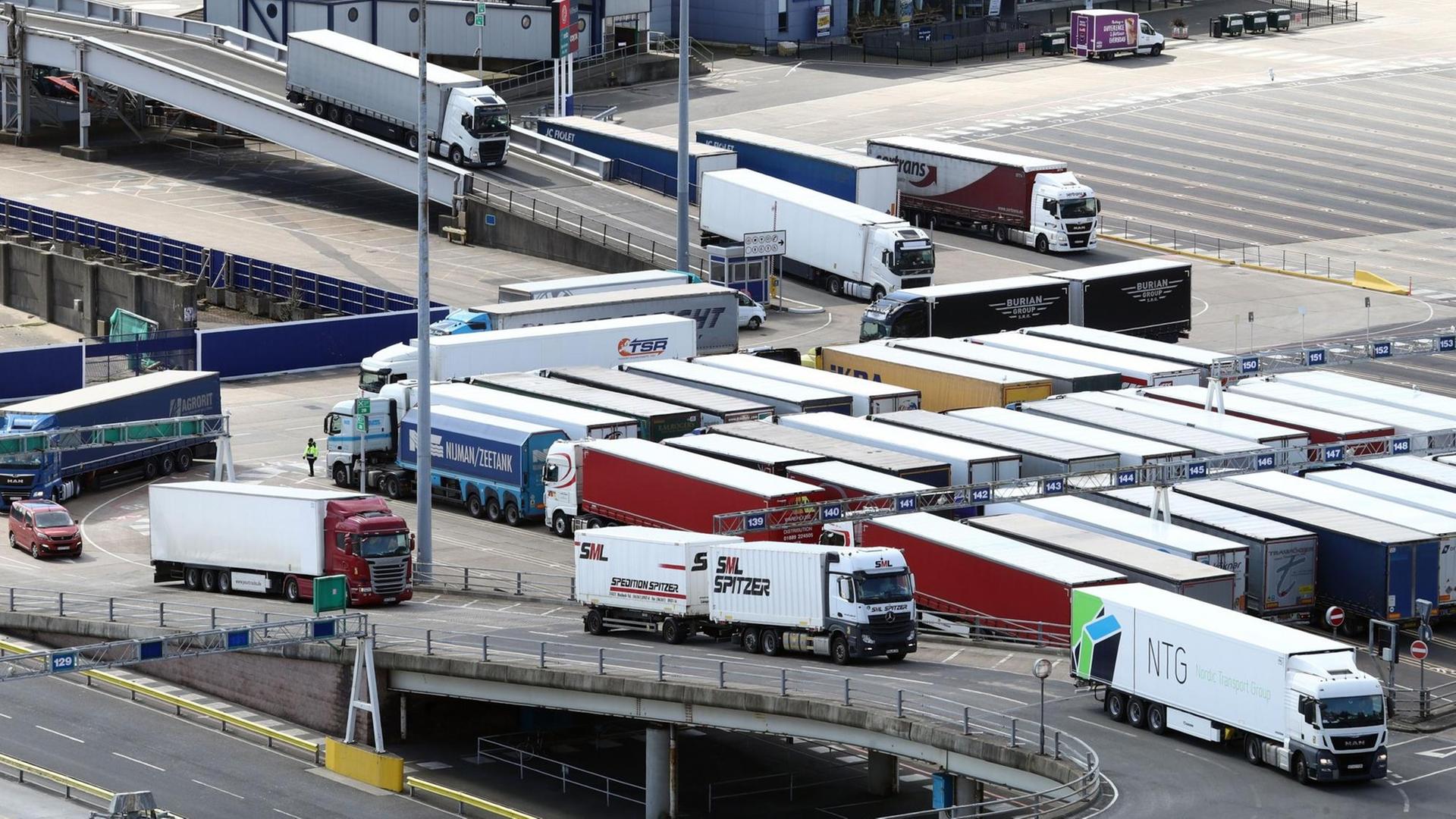 Lastwagen kommen im Hafen von Dover an.