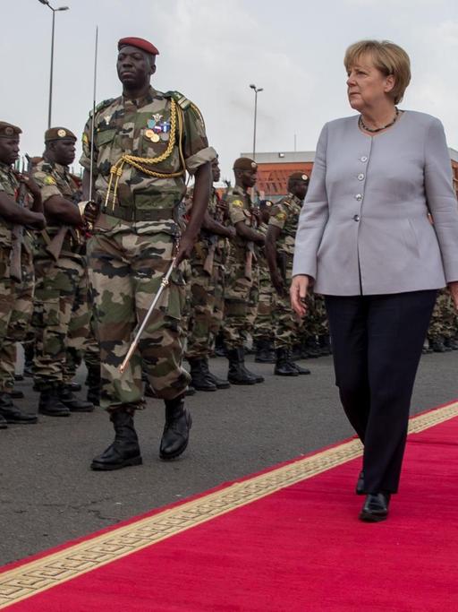 Bundeskanzlerin Angela Merkel und Malis Staatspräsident Ibrahim Boubacar Keita schreiten in Mali eine Militärformation ab.