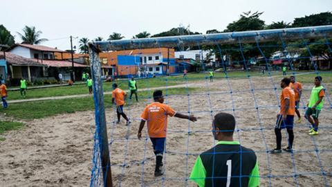 Fußball auf dem Dorfplatz