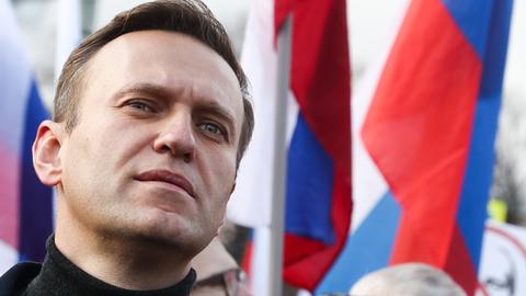 Alexej Nawalny vor russischen Flaggen bei einem Gedenkmarsch in Moskau am 29.02.2020.