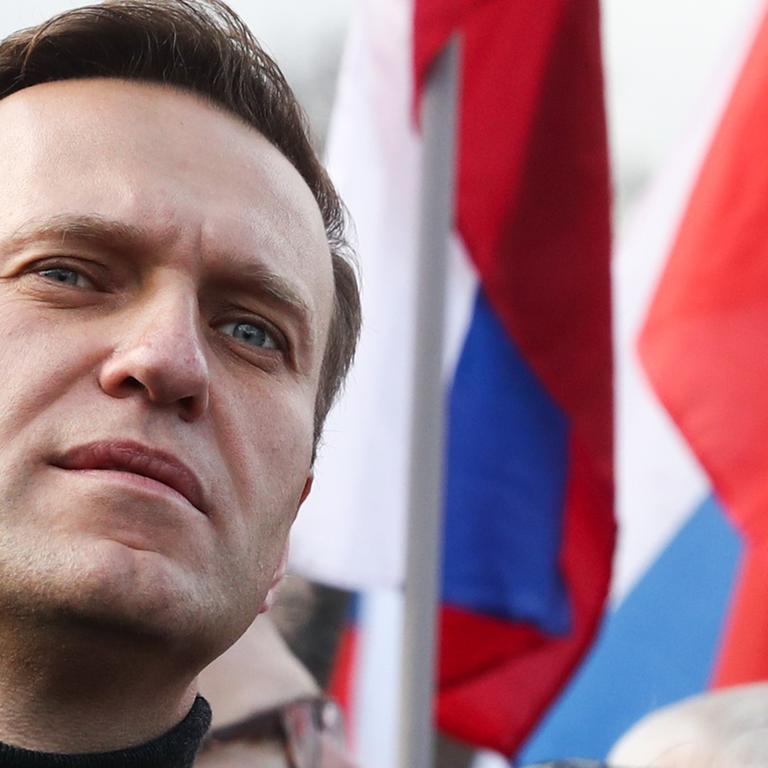 Alexej Nawalny vor russischen Flaggen bei einem Gedenkmarsch in Moskau am 29.02.2020.