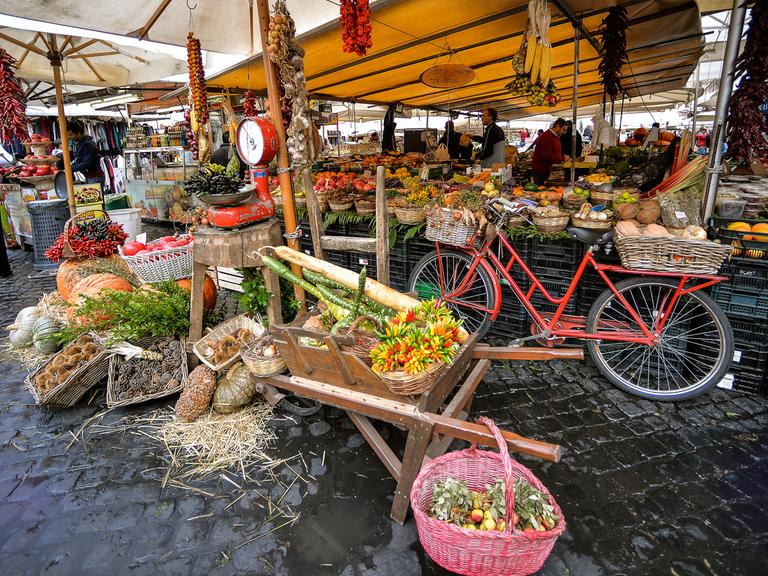 Marktstand auf dem Campo di Fiori in Rom.
