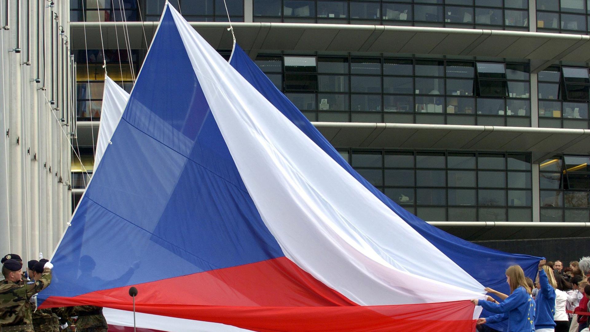 Die tschechische Fahne bei ihrer feierlichen Enthüllung im Jahr 2004, als das Land in die EU aufgenommen wurde.