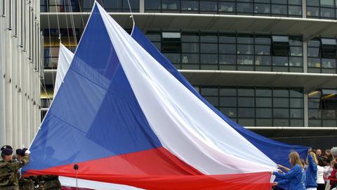 Die tschechische Fahne bei ihrer feierlichen Enthüllung im Jahr 2004, als das Land in die EU aufgenommen wurde.
