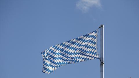 Eine Bayerische Fahne weht auf der Bayerischen Botschaft