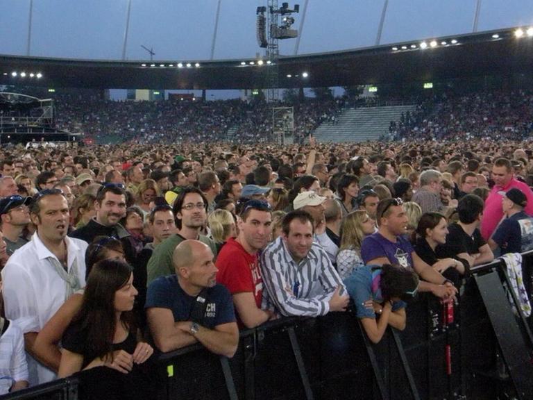 45.000 Fans besuchten 2010 ein Livekonzert von U2 in Zürich. Das Foto zeigt die Fans in der ersten Reihe.