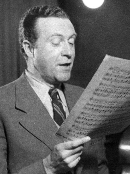 Willy Fritsch am Mikrofon des NDR 1947.