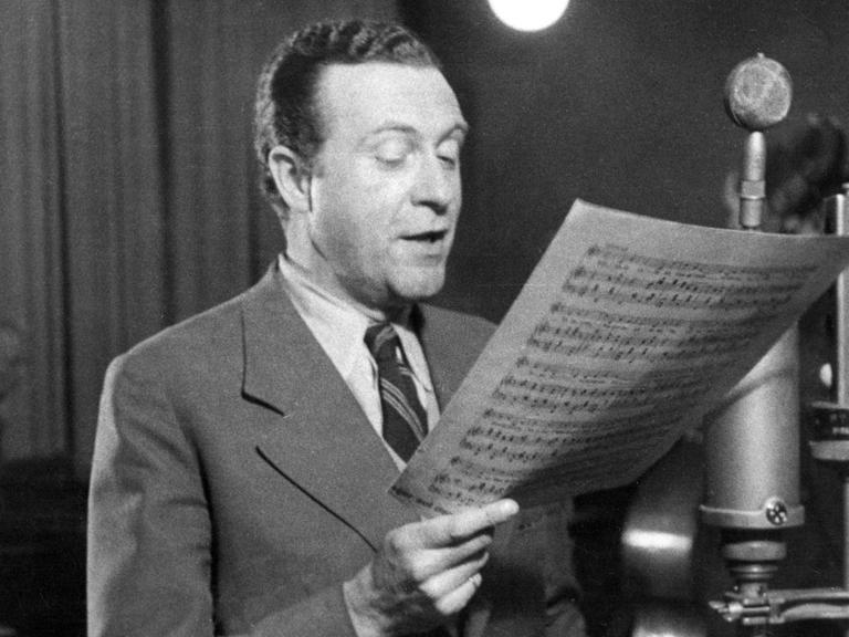 Willy Fritsch am Mikrofon des NDR 1947.
