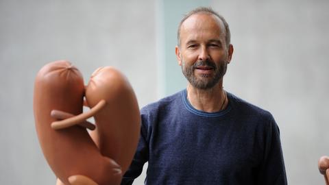 Der Künstler Erwin Wurm im Lehmbruck-Museum in Duisburg (Nordrhein-Westfalen) neben seiner Skulptur "Kuss"