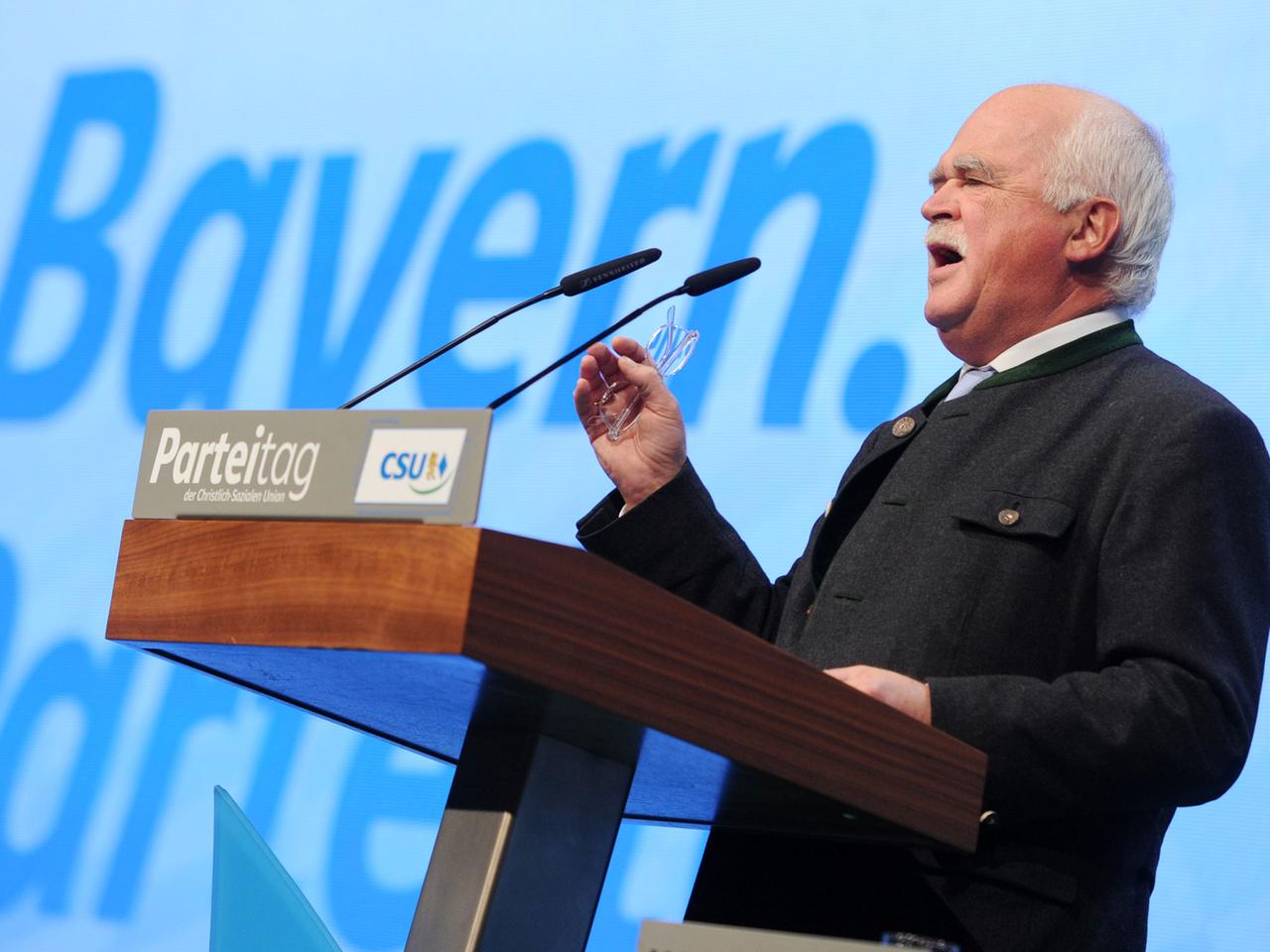 Der Kandidat für das Amt des Vize-Parteivorsitzenden, Peter Gauweiler (CSU), spricht am 23.11.2013 in München (Bayern) beim Parteitag der CSU.