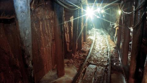 Sanierung der Wismut-Grube 1996: Grubenwasser fließt in diesem Streckenabschnitt auf der 435-Meter-Sohle. Nur ein Bruchteil der einst 1.034 km offenen Grubenbaue ist derzeit noch begehbar.