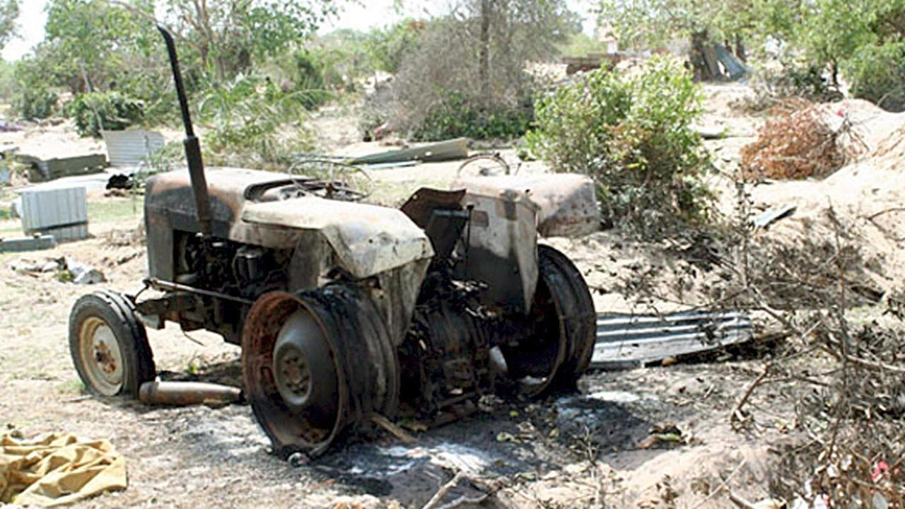 Ein ausgebrannter Traktor, der von den Befreiungstigern von Tamil Eelam (LTTE) in Brand gesteckt wurde.