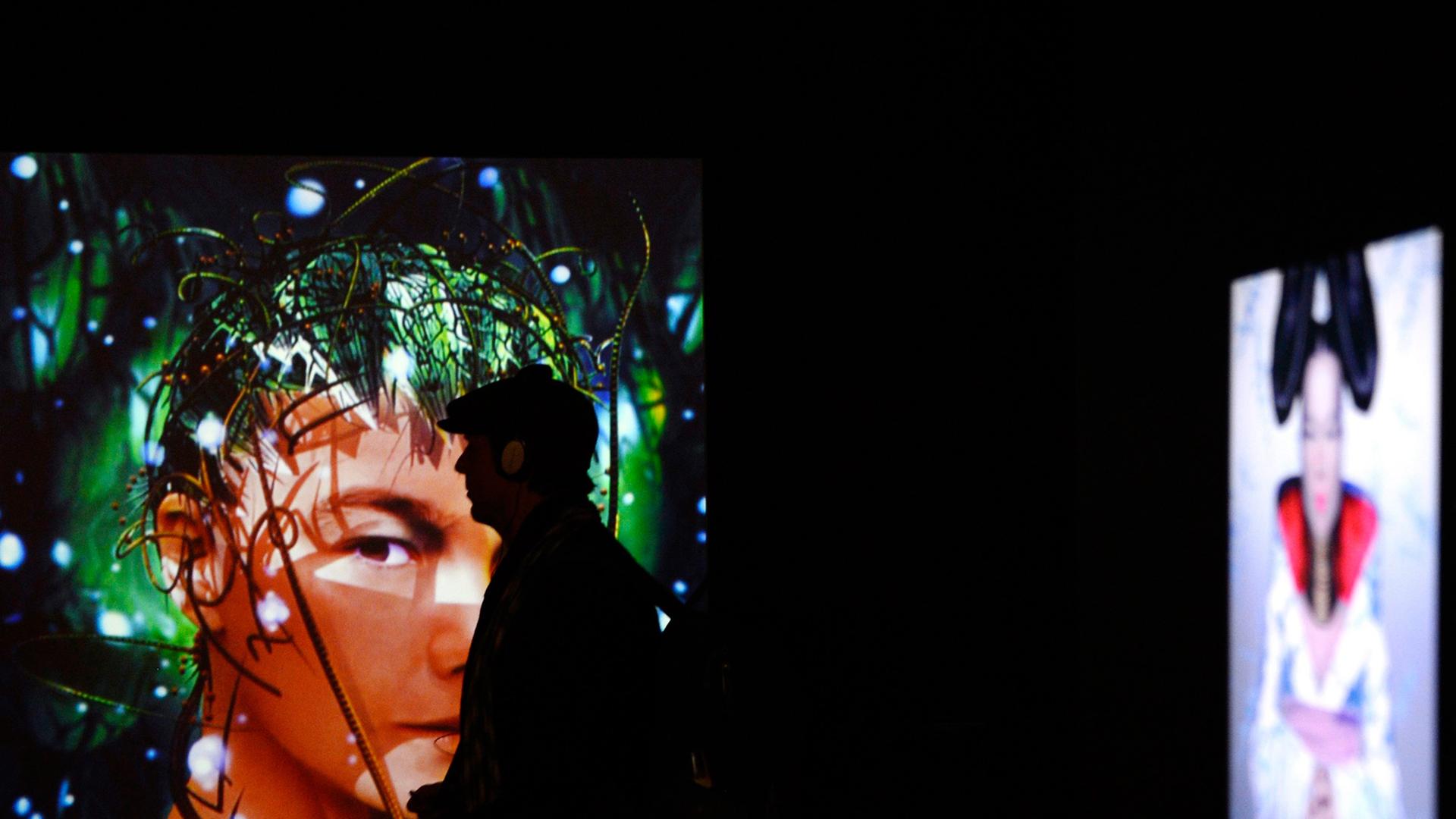 Ein Besucher geht durch die Björk-Ausstellung im Museum of Modern Art in New York