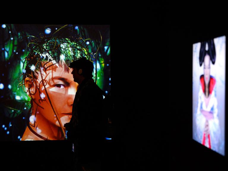 Ein Besucher geht durch die Björk-Ausstellung im Museum of Modern Art in New York