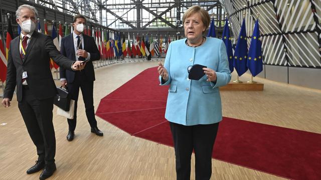 Bundes-Kanzlerin Merkel spricht auf dem EU-Gipfel mit Journalisten