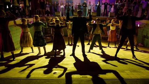 Das Ensemble probt am 17.05.2017 in Weimar eine Szene des Musicals "Frühlings Erwachen". An dem Stück nach dem gleichnamigen Drama von Frank Wedekind sind 50 Jugendliche sowie geflüchtete und beeinträchtigte junge Erwachsene beteiligt.