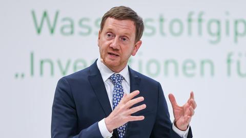 Michael Kretschmer (CDU), Ministerpräsident von Sachsen, spricht auf einem Wasserstoffgipfel im Leipziger BMW-Werk.