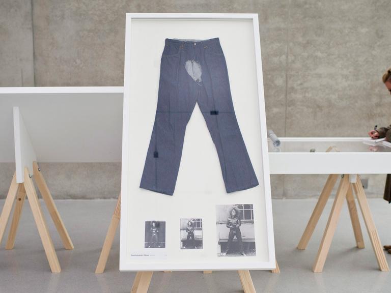 Eine Frau betrachtet die Installation "Genitalpanik" der österreichischen Künstlerin Valie Export in der Ausstellung "Archiv" im Kunsthaus Bregenz.