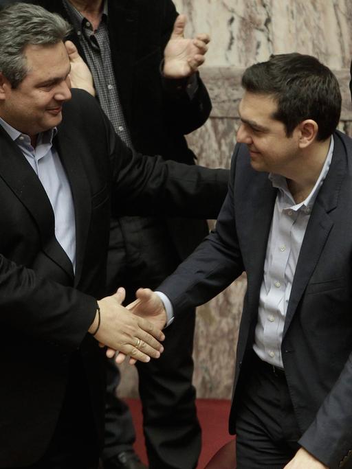 Panos Kammenos schüttelt Alexis Tsipras die Hand.