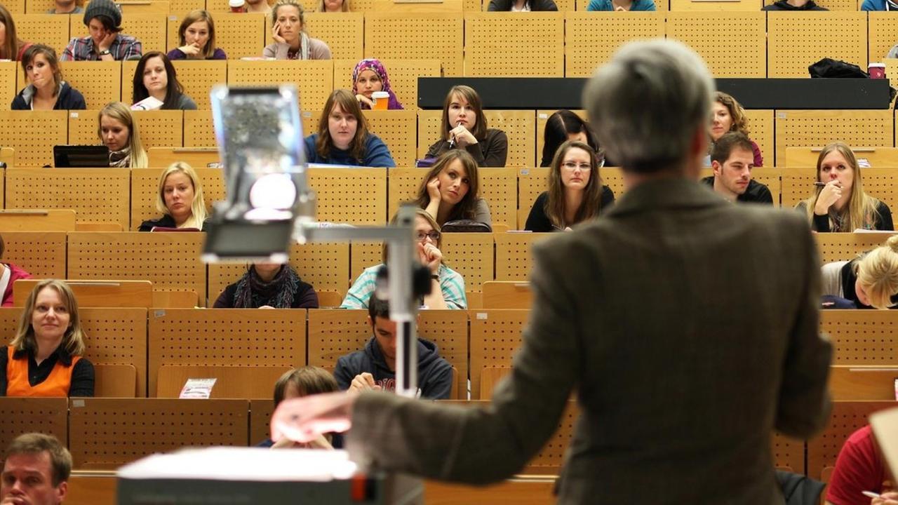 Volle Hörsäle wie diesen an der Ruhr-Universität Bochum wird es in diesem Semester kaum geben
