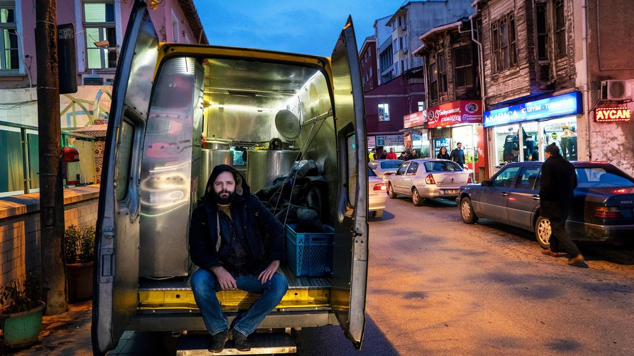 Er hat die Obdachlosen studiert - Mustafa Fazıl Karaman  in seiner "fahrenden Suppenküche Aşhane” vor der Hasan Paşa Moschee.