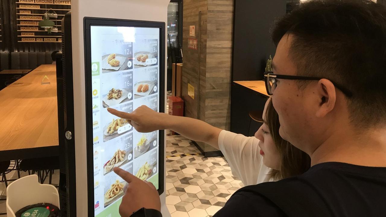 Bezahlen per Augenscan und Gesichtserkennung ist in China immer öfter möglich, weil biometrische Daten der Bürger zunehmend gespeichert sind. Hier ein Kunde in einem Restaurant vor einem Bildschirm mit der Karte.