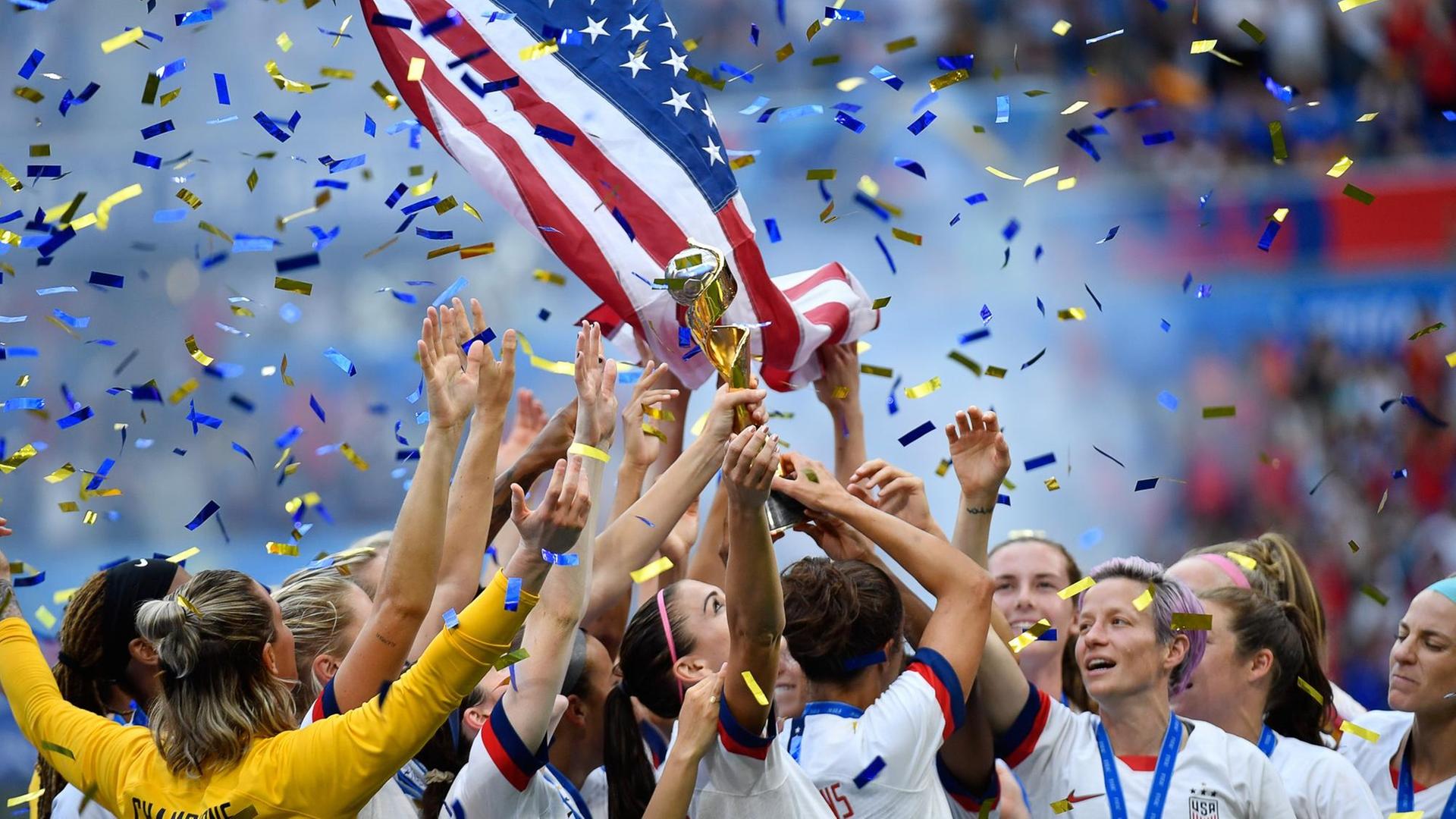 Spielerinnen der USA feiern mit dem WM-Pokal nach dem Sieg im Finale der FIFA Frauen WM 2019 in Lyon
