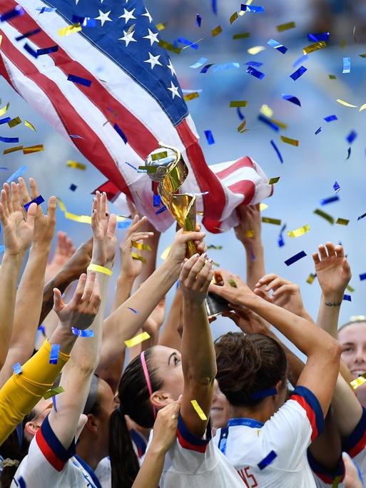 Spielerinnen der USA feiern mit dem WM-Pokal nach dem Sieg im Finale der FIFA Frauen WM 2019 in Lyon