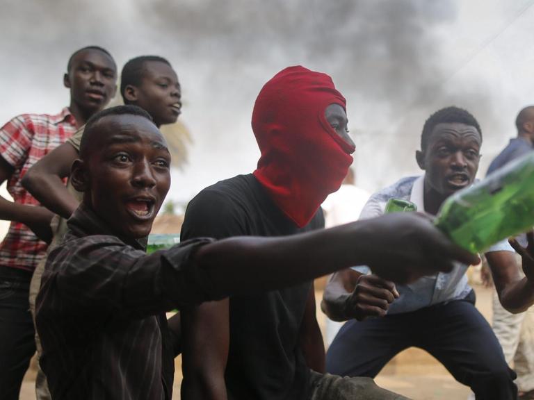 Menschen protestieren in Burundi