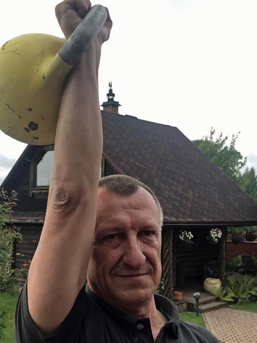 Sergej Bronnikow stemmt eine Kugelhantel in die Höhe