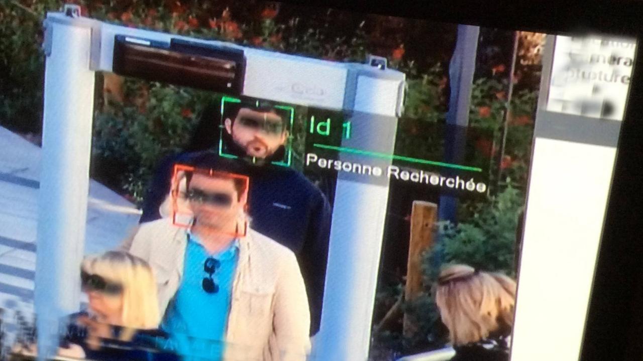 Gesichtserkennung von Passagieren an einem Flughafen mithilfe eines Computerprogramms.