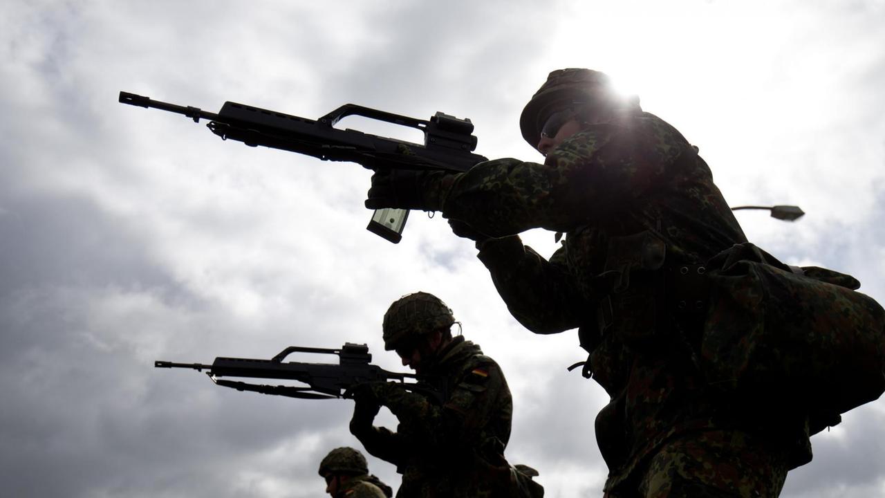 Soldaten der Bundeswehr üben am 16.04.2015 im Rahmen ihrer Grundausbildung im Spezialpionierbataillon 164 in Husum (Schleswig-Holstein) mit dem G-36 Gewehr.