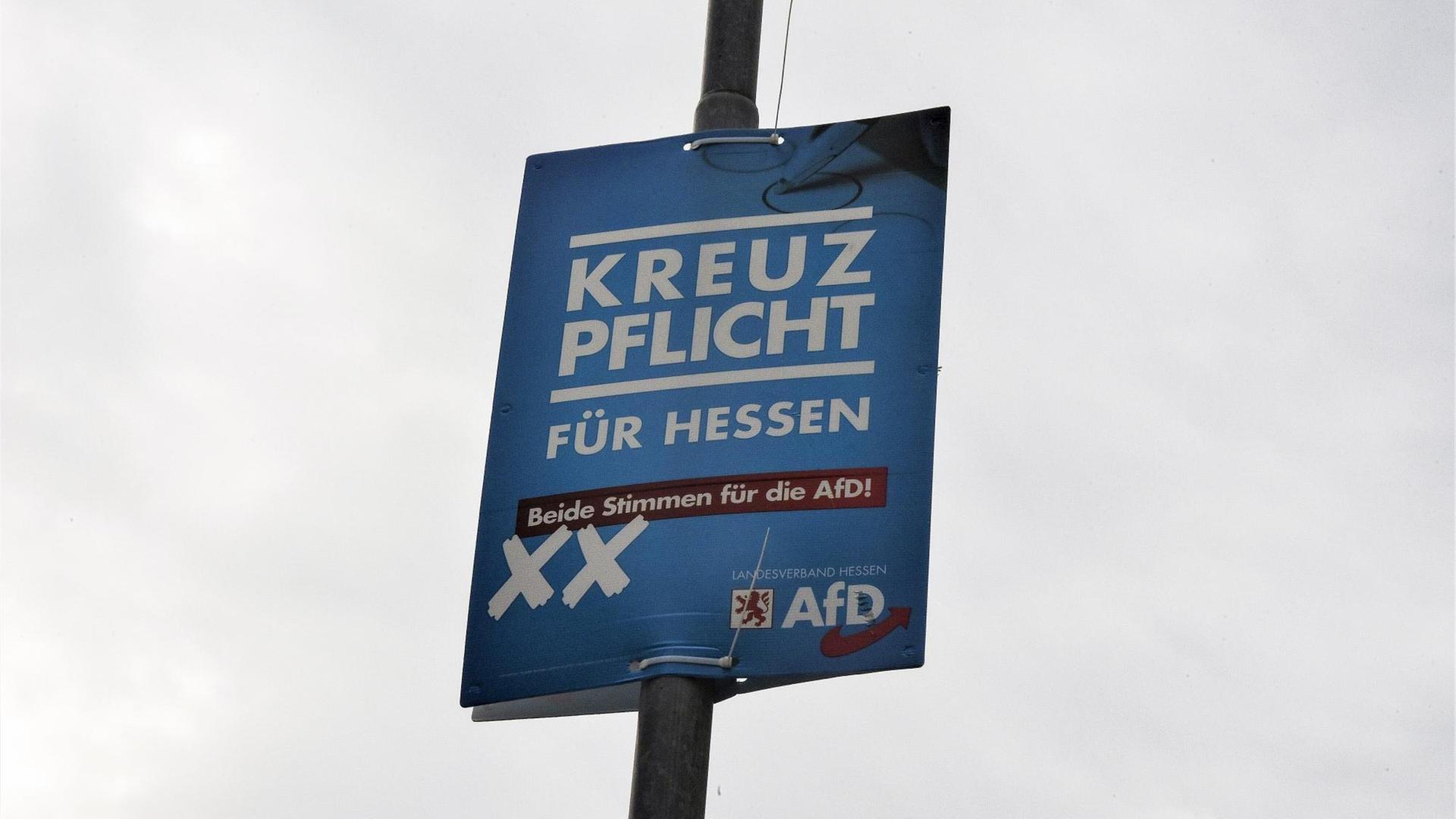 Ein Plakat der AfD in Hessen mit der Aufschrift: "Kreuzpflicht".