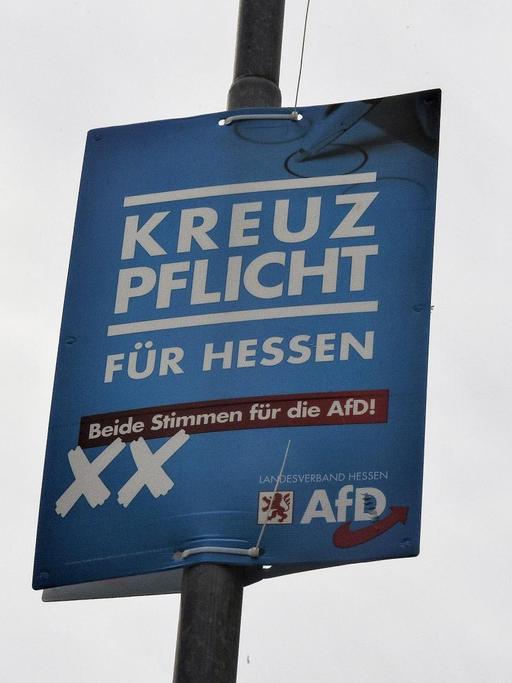 Ein Plakat der AfD in Hessen mit der Aufschrift: "Kreuzpflicht".
