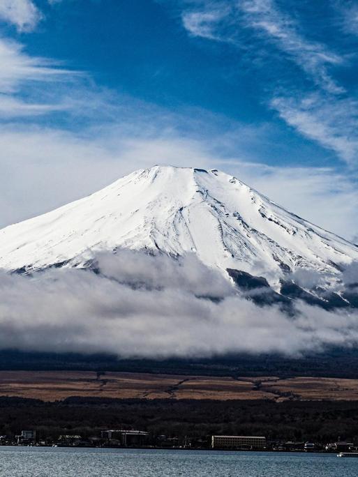 Mount Fuji vor einem weißblauen Himmel, aufgenommen vom Yamanaka-See
