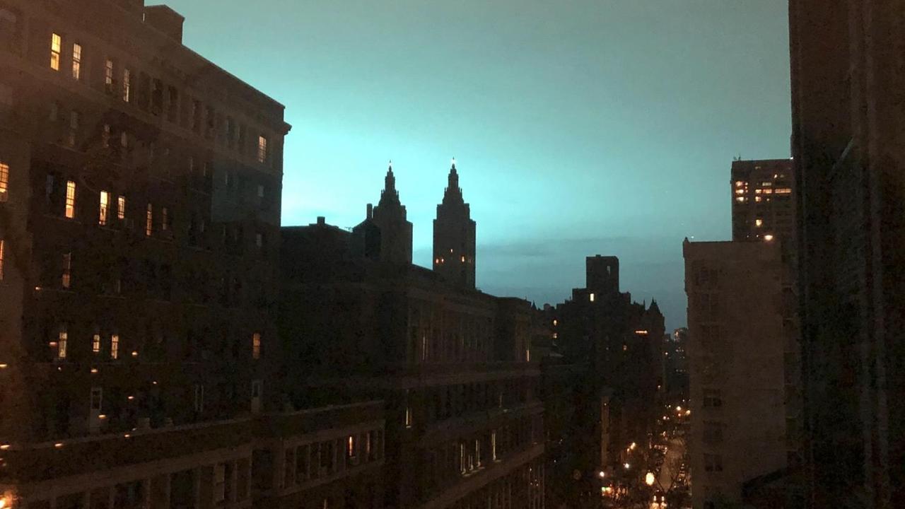 Der Himmel über New York leuchtet farbig, gesehen vom Stadtteil Manhattan aus.