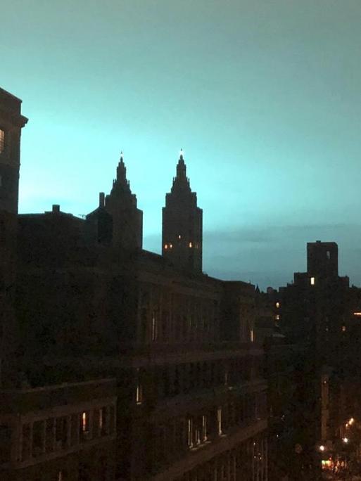 Der Himmel über New York leuchtet farbig, gesehen vom Stadtteil Manhattan aus.