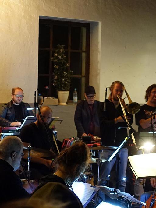 Die Band "The Dorf" bei ihrem Konzert auf Burg Hülshoff während der Droste-Tage 2018