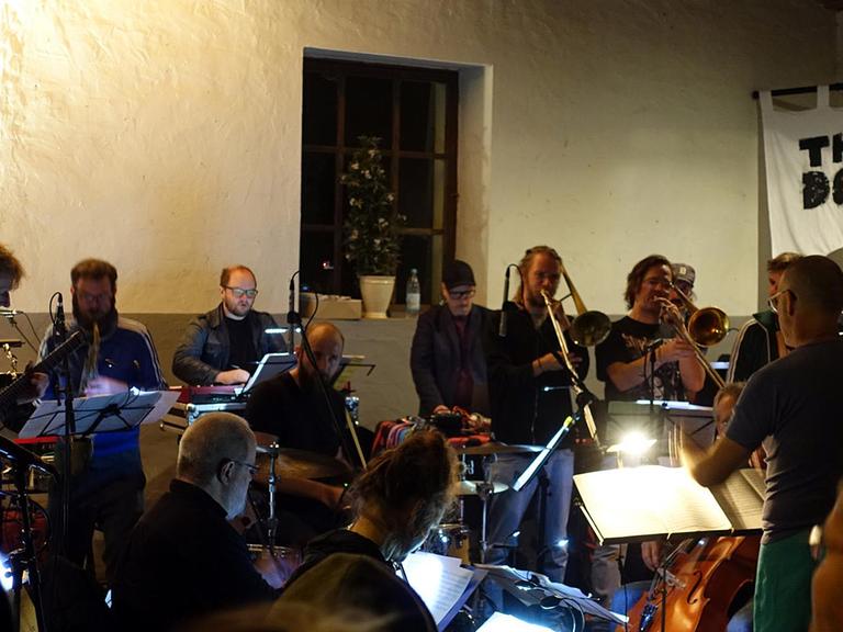 Die Band "The Dorf" bei ihrem Konzert auf Burg Hülshoff während der Droste-Tage 2018