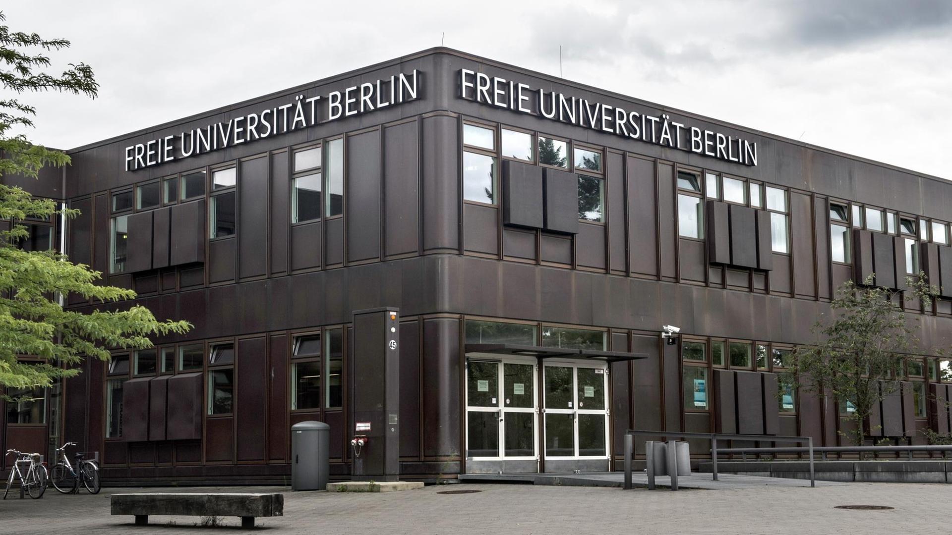 "Freie Universität Berlin" steht am 09.07.2016 in Berlin über dem Haupteingang zum Gebäude Habelschwerdter Allee 45 in Dahlem.