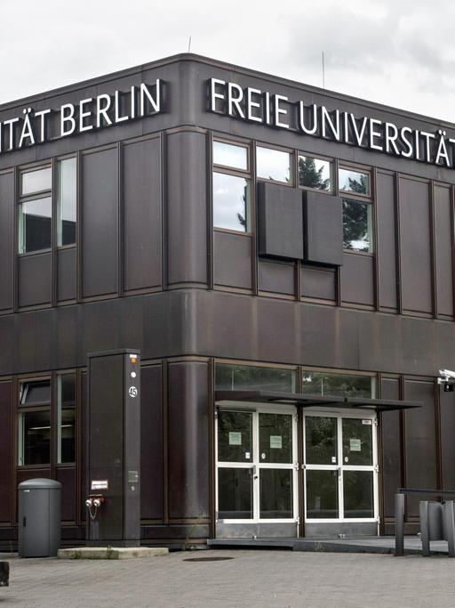 "Freie Universität Berlin" steht am 09.07.2016 in Berlin über dem Haupteingang zum Gebäude Habelschwerdter Allee 45 in Dahlem.