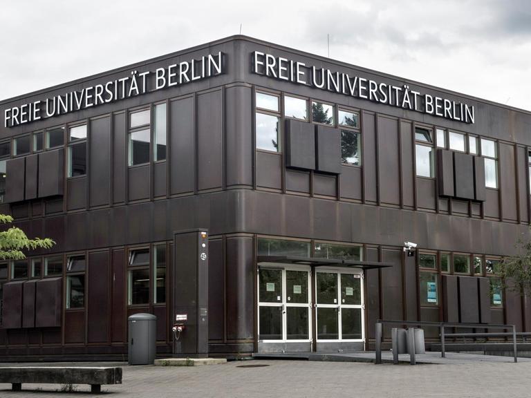 "Freie Universität Berlin" steht am 09.07.2016 in Berlin über dem Haupteingang zum Gebäude Habelschwerdter Allee 45 in Dahlem.