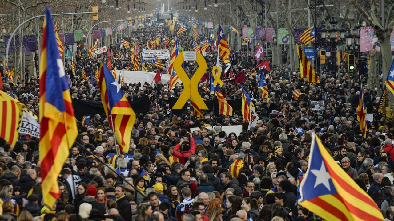 Unter der Führung der größten Organisationen und Gewerkschaften marschieren zahlreiche Menschen beim Generalstreik am 21.02.2019 in Katalonien auf den Straßen Passeig de Gracia und Diagonal.
