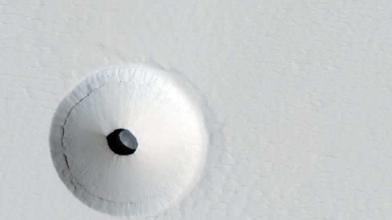 Eines der "schwarzen Löcher" auf dem Mars