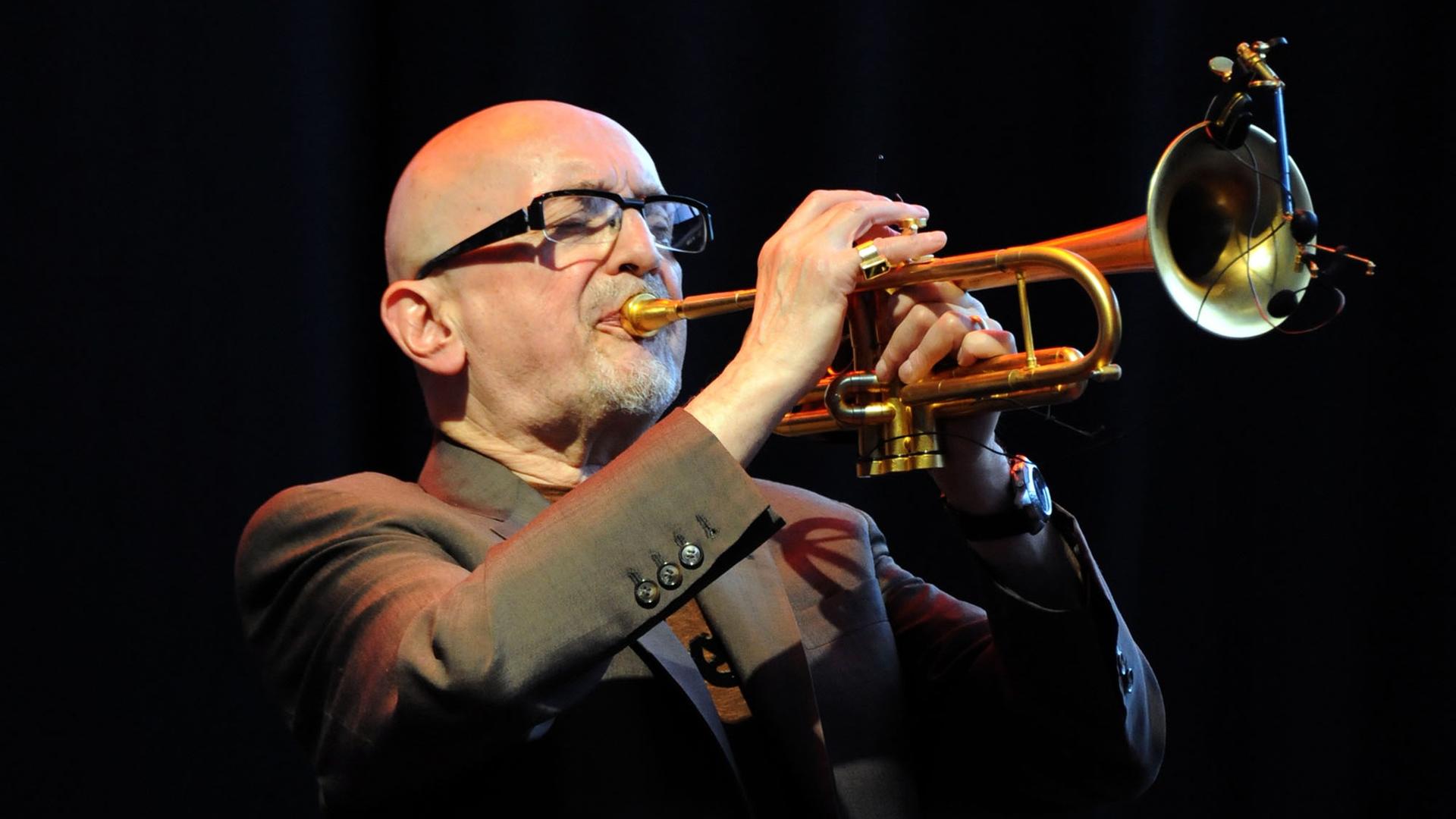 Tomasz Stanko spielt auf seiner Trompete am 01.07.2012 beim Jazz Baltica in Niendorf.